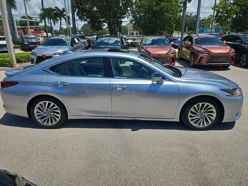 Used 2022 Lexus ES 300h w/ Accessory Package 2 FWD image 4
