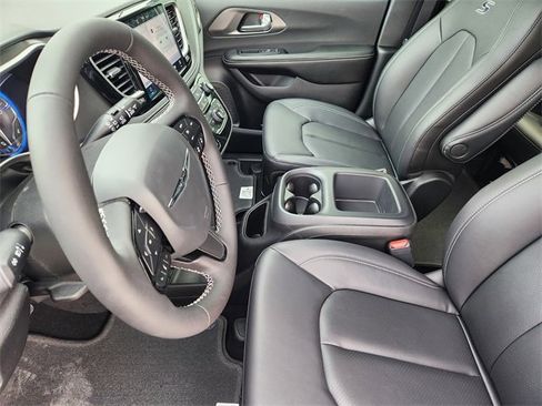 New 2026 Chrysler Pacifica Select image 9