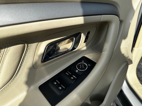 Used 2013 Ford Taurus SE FWD image 13