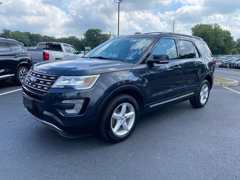 Used 2017 Ford Explorer XLT w/ Equipment Group 202A AWD/4WD image 6