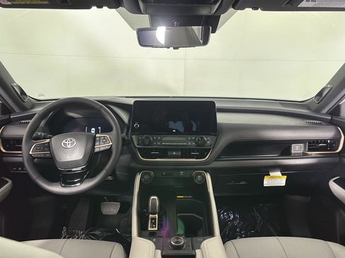 Used 2025 Toyota Grand Highlander AWD Hybrid image 25