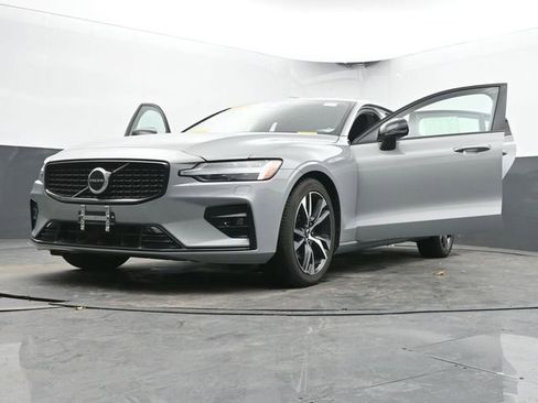 Used 2025 Volvo S60 B5 Core image 67