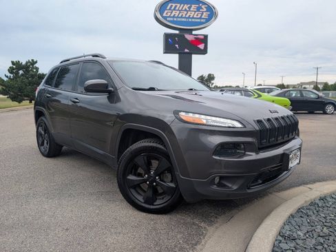 Used 2016 Jeep Cherokee Latitude w/ Cold Weather Group AWD/4WD image 2