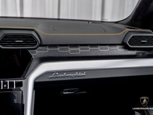 Used 2022 Lamborghini Urus image 38