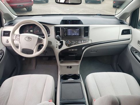 Used 2013 Toyota Sienna LE image 9