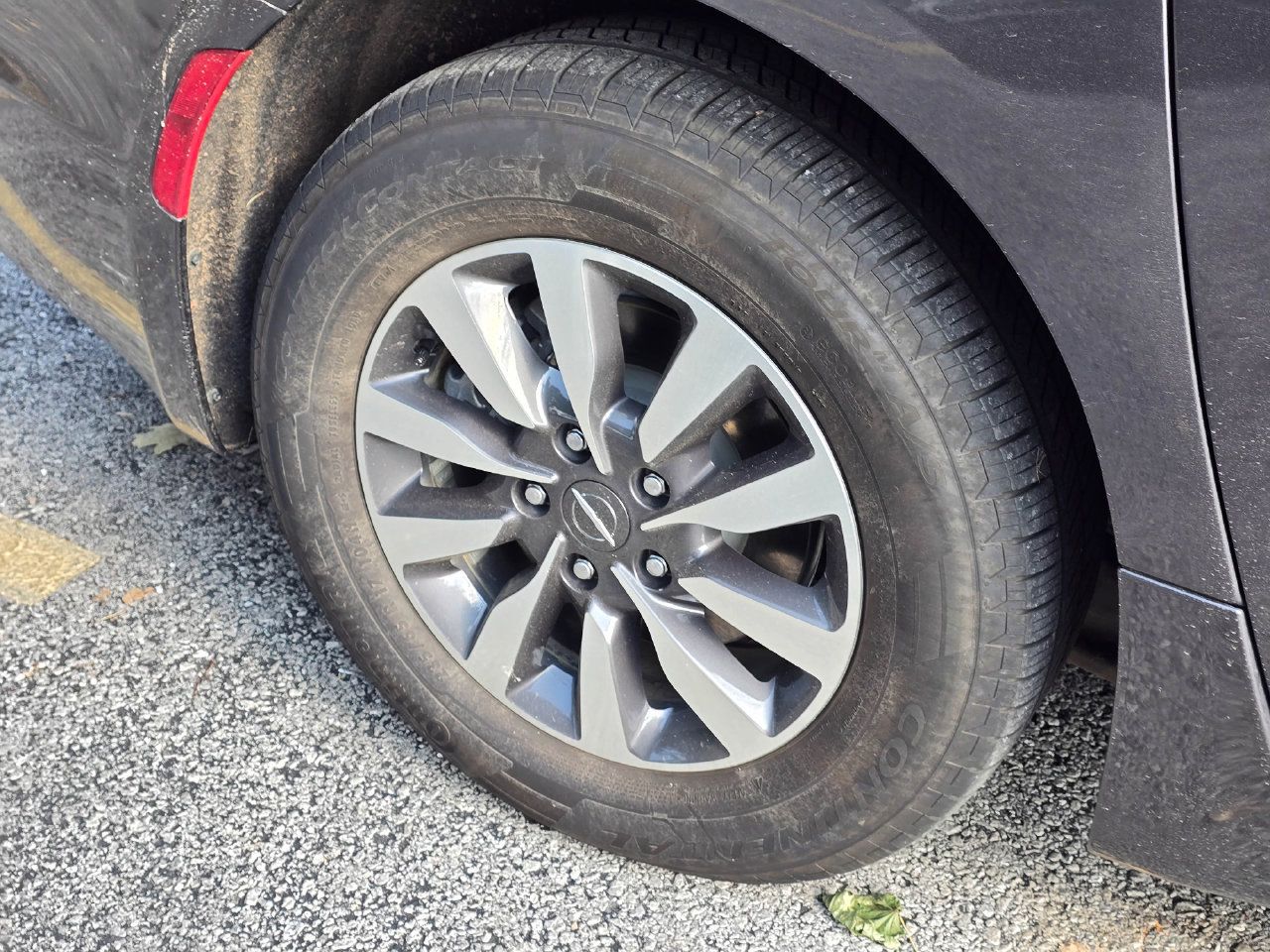 Used 2022 Chrysler Pacifica Limited w/ Uconnect Theater Family Group FWD image 9