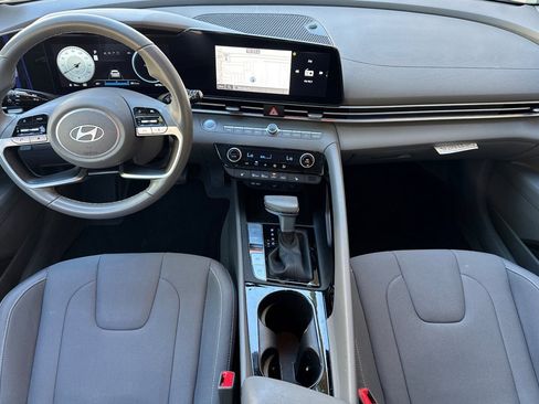 Used 2024 Hyundai Elantra SEL w/ Convenience Package image 16