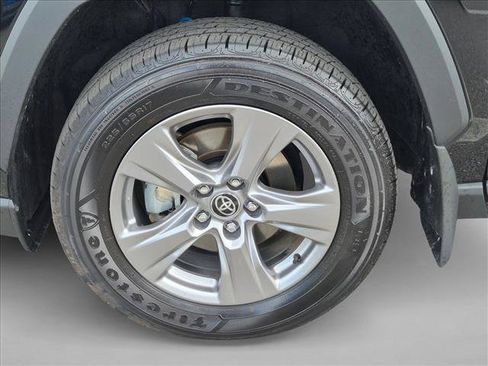Used 2025 Toyota RAV4 XLE AWD/4WD image 23