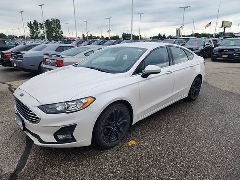 Used 2019 Ford Fusion SE w/ Equipment Group 151A FWD image 2