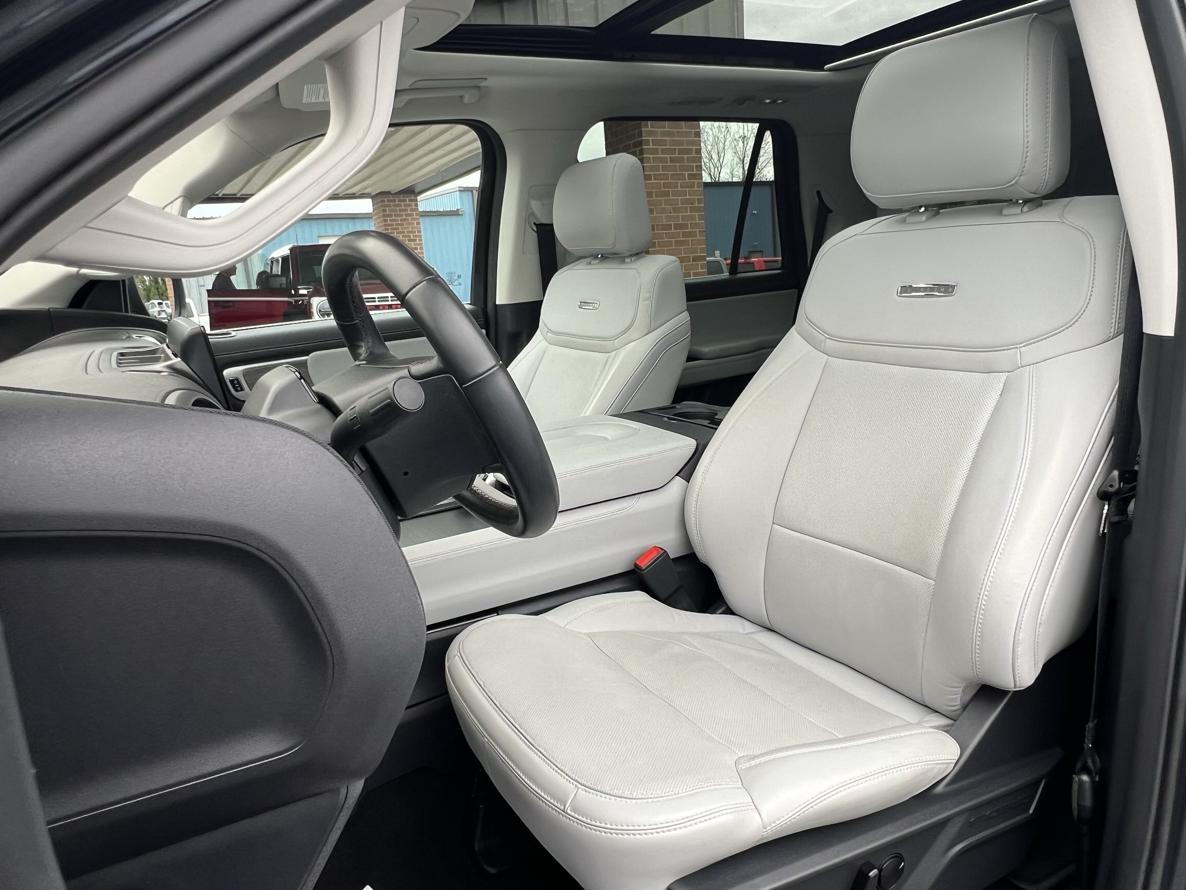 Used 2025 Ford Expedition Platinum w/ Driver's Package AWD/4WD image 16