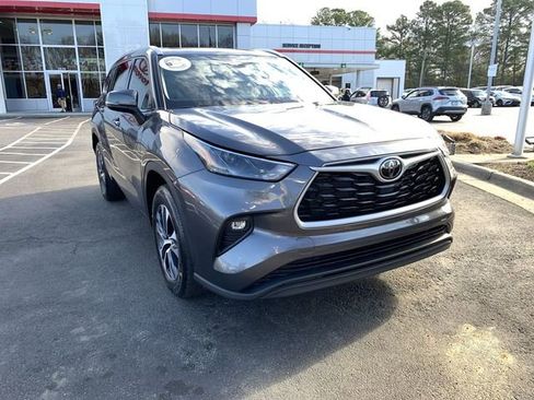 Used 2022 Toyota Highlander XLE image 2