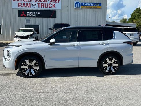 New 2025 Mitsubishi Outlander SEL image 2