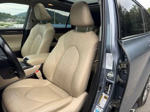 Used 2020 Toyota Highlander Limited AWD/4WD image 19