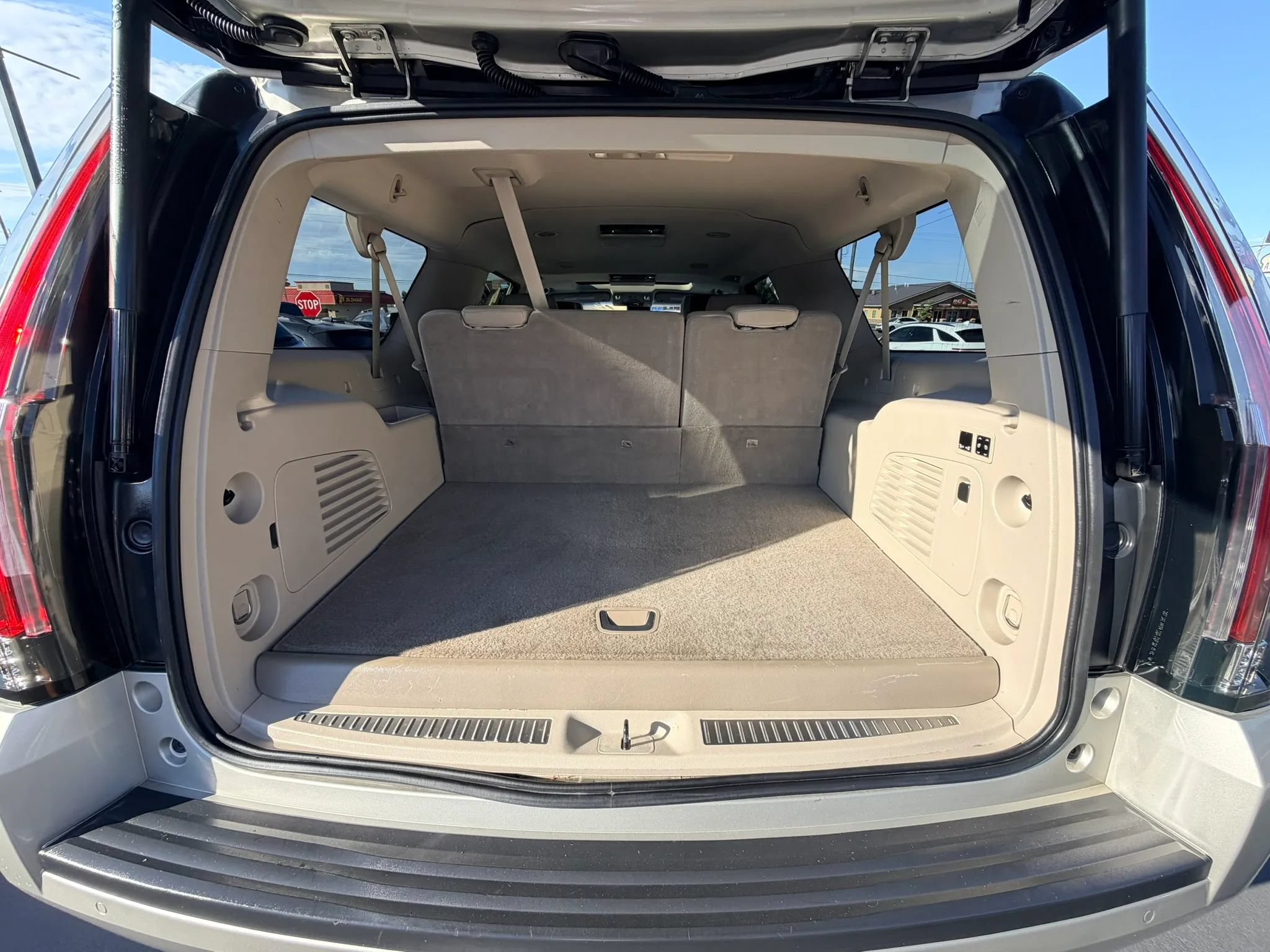 Used 2017 Cadillac Escalade ESV Premium Luxury AWD/4WD image 32