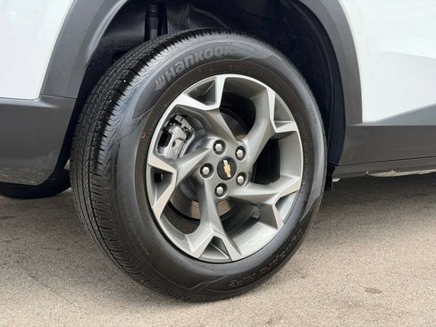 Used 2025 Chevrolet Trax LT w/ LT Convenience Package FWD image 25