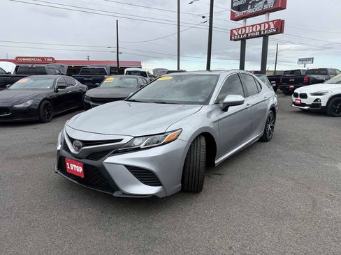 Used 2019 Toyota Camry SE FWD image 3