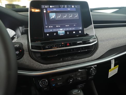 New 2026 Jeep Compass Latitude image 13