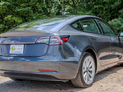 Used 2022 Tesla Model 3 Standard Range RWD image 5