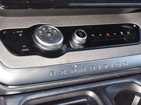 Certified 2025 Ford Expedition Platinum image 30