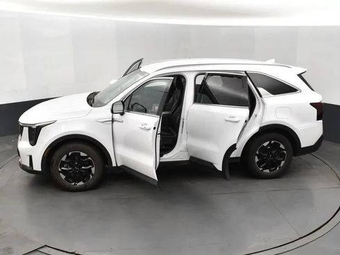 Used 2024 Kia Sorento S FWD image 7