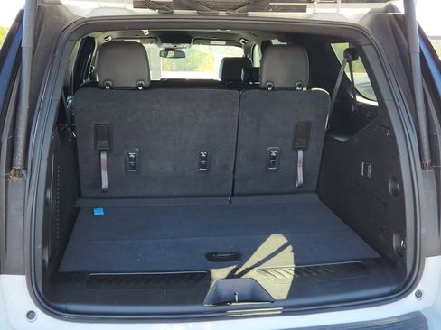 Used 2023 Chevrolet Suburban LT image 8