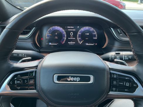 Used 2022 Jeep Grand Cherokee Summit AWD/4WD image 10