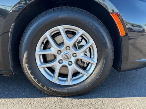 Used 2023 Chrysler Pacifica Touring-L image 10