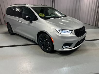 New 2026 Chrysler Pacifica Limited w/ S Appearance Package