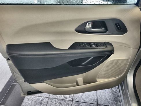 Used 2024 Chrysler Pacifica Touring-L image 13