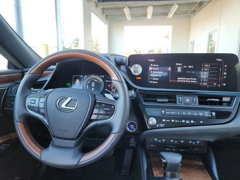 Used 2022 Lexus ES 300h w/ Luxury Package image 21