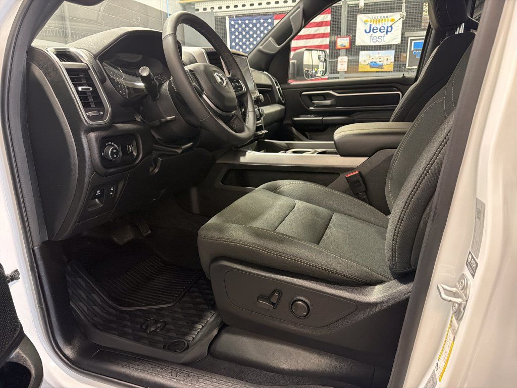 Used 2025 RAM 1500 Big Horn AWD/4WD image 3