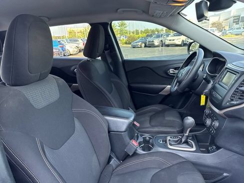 Used 2017 Jeep Cherokee Latitude w/ Safety/Convenience Group FWD image 16
