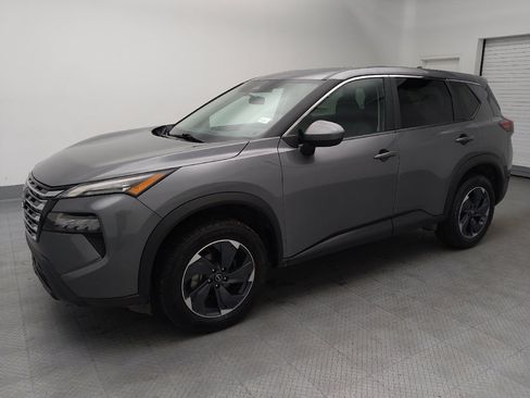 Used 2024 Nissan Rogue SV AWD/4WD image 2