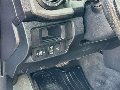 Used 2019 Toyota Tacoma SR5 AWD/4WD image 10