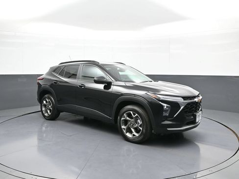 Used 2025 Chevrolet Trax LT w/ LT Convenience Package FWD image 4