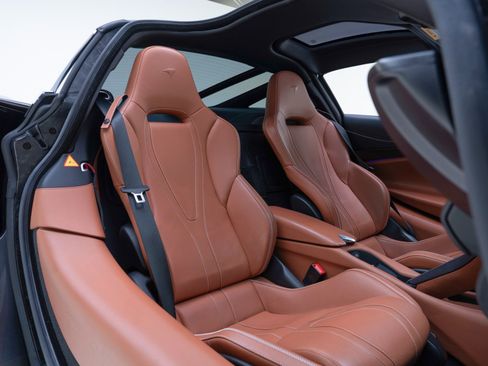 Used 2018 McLaren 720S Performance RWD image 22