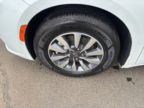 Used 2022 Chrysler Pacifica Touring-L w/ Uconnect Theater Family Group image 48