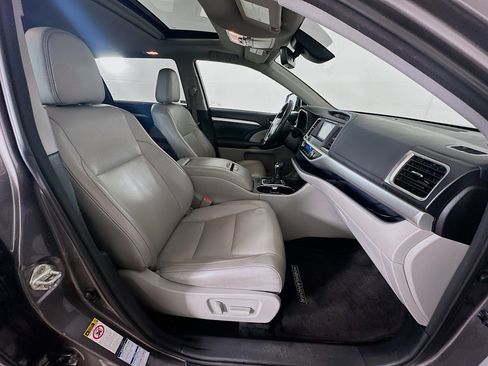 Used 2018 Toyota Highlander XLE w/ Carpet Mat Package (TMS) AWD/4WD image 33