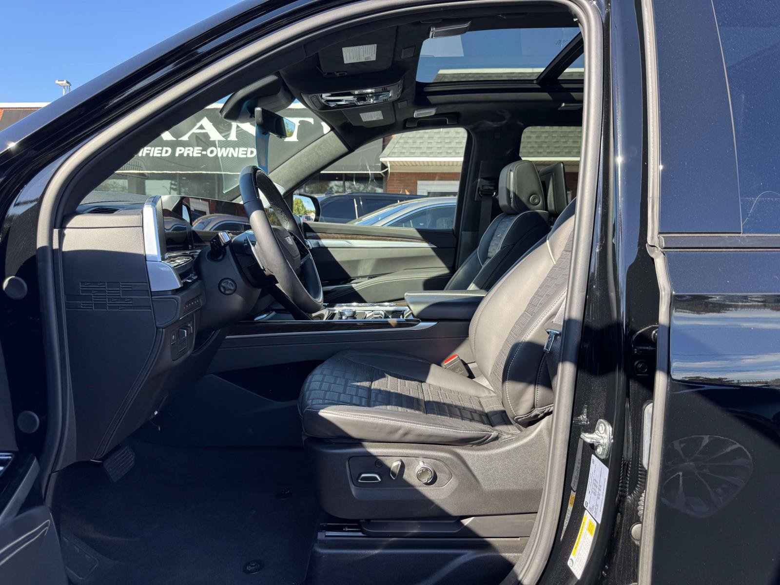 Used 2025 Cadillac Escalade Sport Platinum w/ LPO, ONYX Package AWD/4WD image 15