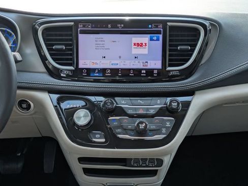 Used 2024 Chrysler Pacifica Limited FWD image 20