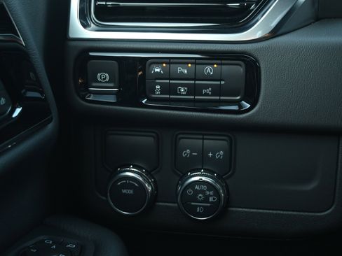 Used 2025 GMC Yukon Denali image 22