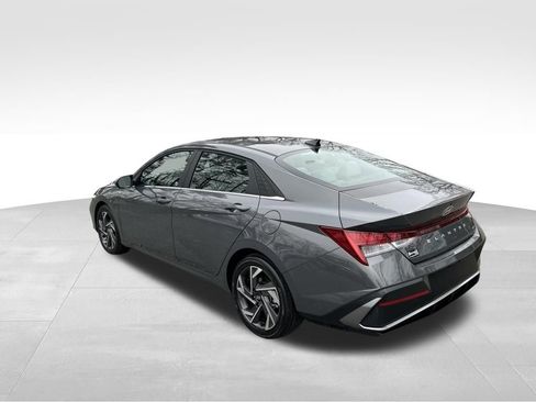Certified 2025 Hyundai Elantra Limited image 3