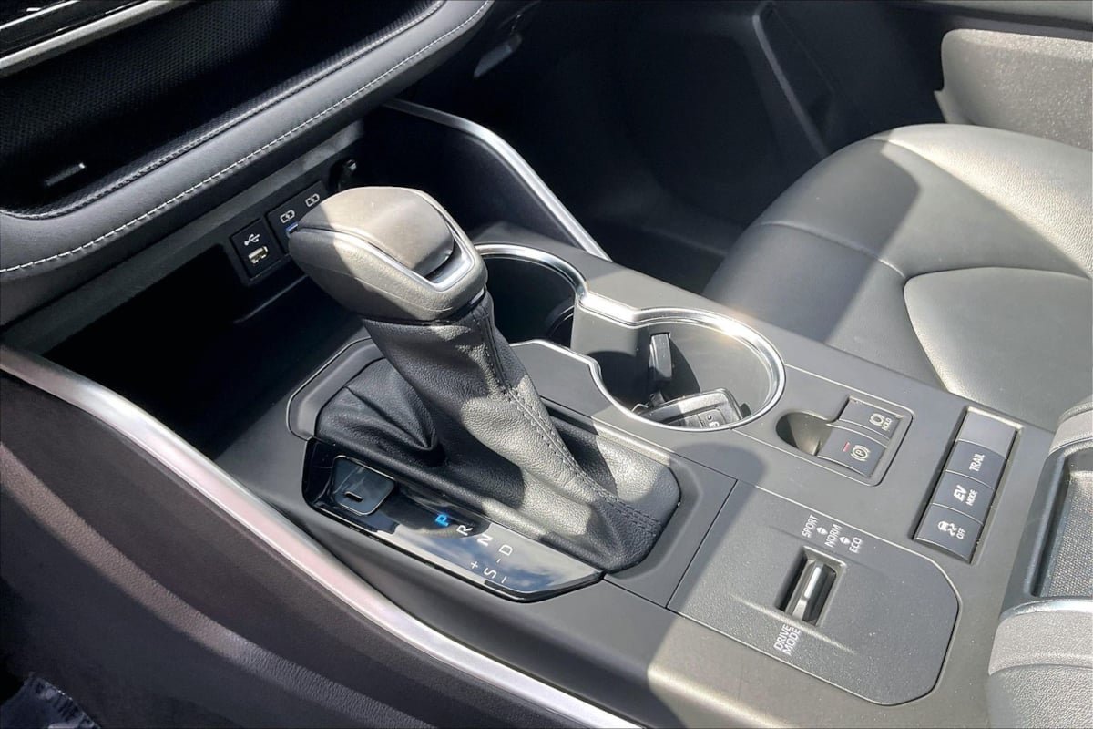 Used 2022 Toyota Highlander XLE AWD/4WD image 14