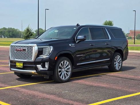 Used 2022 GMC Yukon XL Denali w/ Denali Premium Package image 35