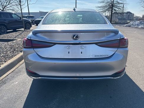 Certified 2025 Lexus ES 300h w/ Premium Package image 4