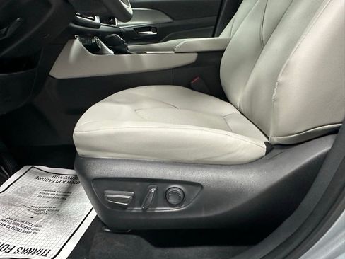Used 2025 Toyota Grand Highlander AWD image 12