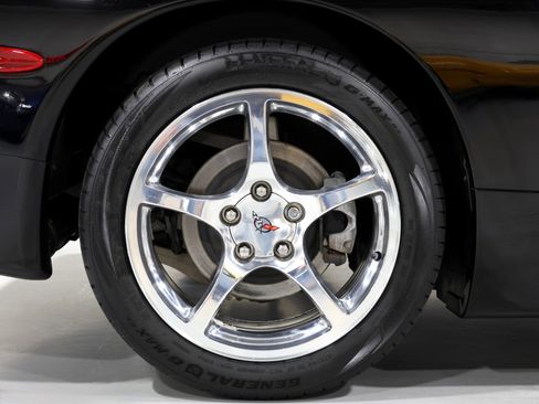 Used 2004 Chevrolet Corvette Coupe w/ Roof Package RWD image 26