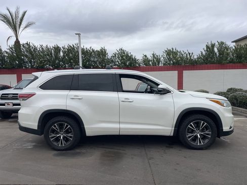Used 2016 Toyota Highlander XLE image 3