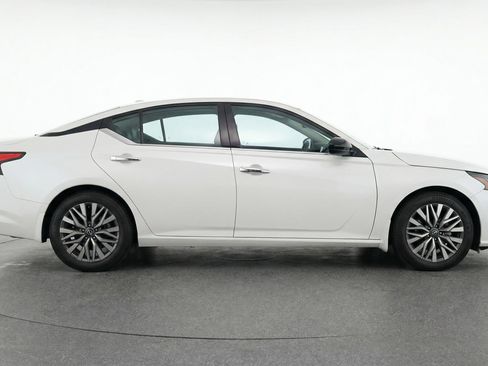 Used 2025 Nissan Altima 2.5 SV image 11