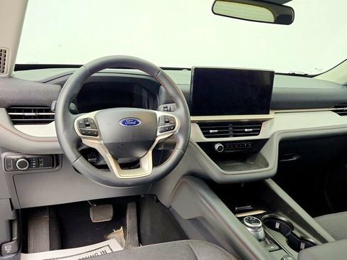Used 2025 Ford Explorer Active AWD/4WD image 12